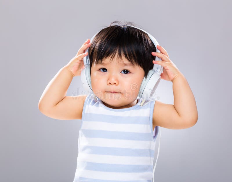 Behandla som ett barn med headphonen royaltyfri bild Behandla som ett barn med headphonen royaltyfri bild