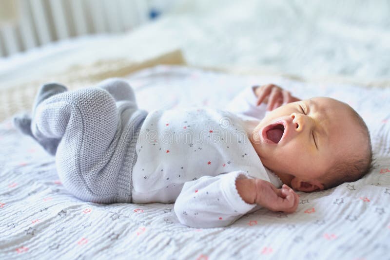 behandla som ett barn nyfött gäspa för flicka royaltyfri fotografi behandla som ett barn nyfött gäspa för flicka royaltyfri fotografi