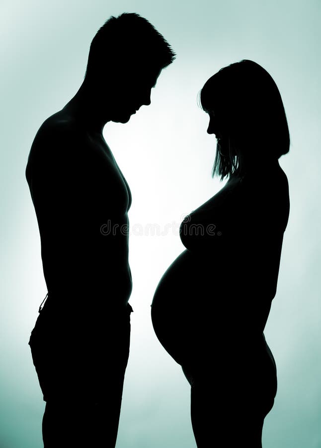 behandla som ett barn par som förväntar silhouettebarn arkivfoton behandla som ett barn par som förväntar silhouettebarn arkivfoton