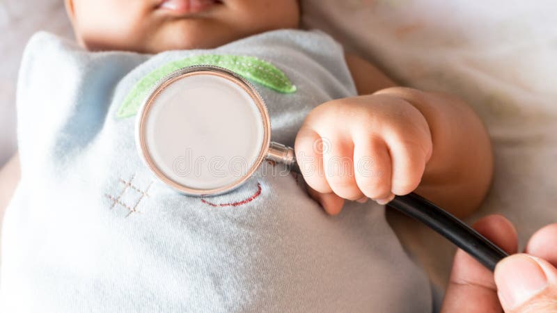 Behandla som ett barn patienten har kontrollfeber med stetoskopet i sjukhus fotografering för bildbyråer Behandla som ett barn patienten har kontrollfeber med stetoskopet i sjukhus fotografering för bildbyråer