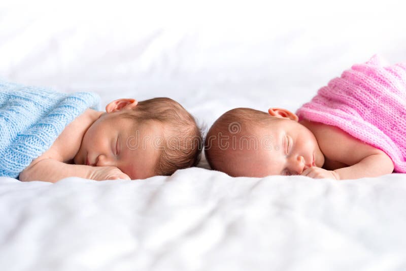 Behandla som ett barn pojken, och flickan kopplar samman i säng arkivfoto