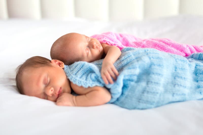 Behandla som ett barn pojken, och flickan kopplar samman i säng royaltyfri bild
