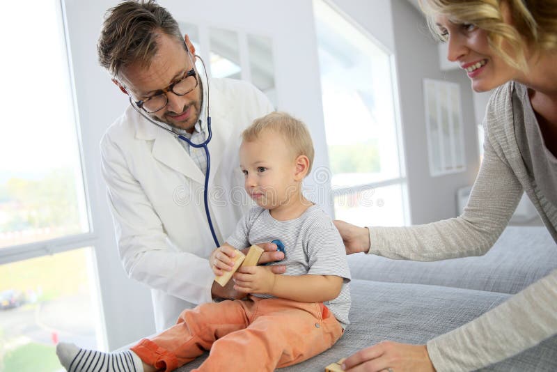 Behandla som ett barn pojken på doktorn som kontrolleras-upp med hans moder arkivfoton Behandla som ett barn pojken på doktorn som kontrolleras-upp med hans moder arkivfoton