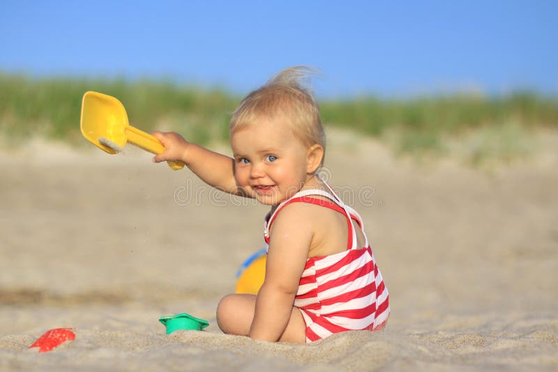 Behandla som ett barn strandflickan royaltyfri fotografi