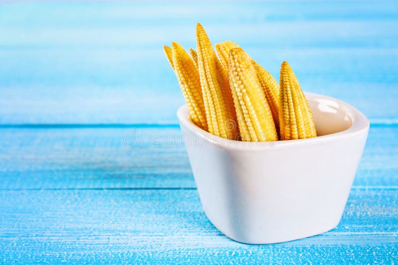 Behandla som ett barn sweetcorn eller mini- havre Det är typisk den åt hela majskolven som är inklusive för den mänskliga förbruk arkivfoton Behandla som ett barn sweetcorn eller mini- havre Det är typisk den åt hela majskolven som är inklusive för den mänskliga förbruk arkivfoton