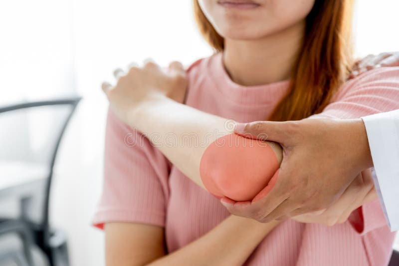 Behandlingsterapi hos honläkare genom förlängning av en patients smärtbog.. behandling med sträckövningar royaltyfria foton