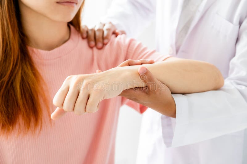 Behandlingsterapi hos honläkare genom förlängning av en patients smärtbog.. behandling med sträckövningar royaltyfri foto