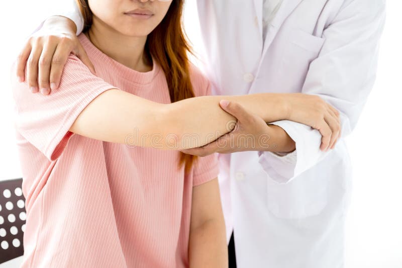 Behandlingsterapi hos honläkare genom förlängning av en patients smärtbog.. behandling med sträckövningar arkivfoton