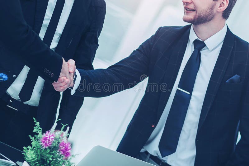 Behandlung von Geschäftspartnern nach Unterzeichnung des Vertrags im lizenzfreie stockbilder