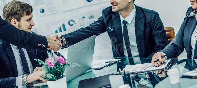 Behandlung von Geschäftspartnern nach Unterzeichnung des Vertrags im stockfotos