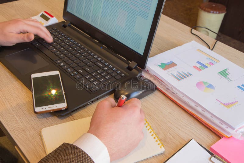 Beheerder bedrijfsmensen financiële inspecteur en secretaresse die verslag, het berekenen of controlesaldo uitbrengen royalty-vrije stock fotografie Beheerder bedrijfsmensen financiële inspecteur en secretaresse die verslag, het berekenen of controlesaldo uitbrengen royalty-vrije stock fotografie