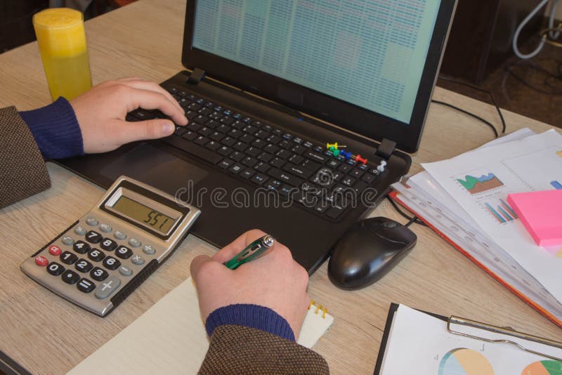 Beheerder bedrijfsmensen financiële inspecteur en secretaresse die verslag, het berekenen of controlesaldo uitbrengen stock foto's Beheerder bedrijfsmensen financiële inspecteur en secretaresse die verslag, het berekenen of controlesaldo uitbrengen stock foto's