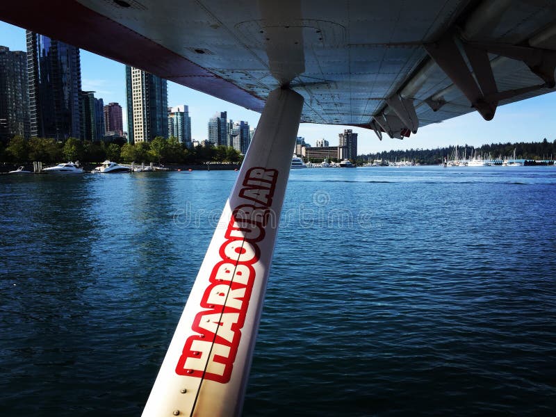 Beherbergten Sie flachen Luft-Seeflügel mit Ansicht von im Stadtzentrum gelegenem Vancouver, Britisch-Columbia, Kanada im Abstand stockfotos Beherbergten Sie flachen Luft-Seeflügel mit Ansicht von im Stadtzentrum gelegenem Vancouver, Britisch-Columbia, Kanada im Abstand stockfotos