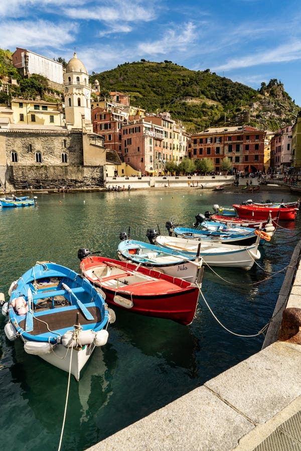 Beherbergten Sie mit Booten in Vernazza-Dorf in Cinque Terre Italy lizenzfreies stockbild Beherbergten Sie mit Booten in Vernazza-Dorf in Cinque Terre Italy lizenzfreies stockbild