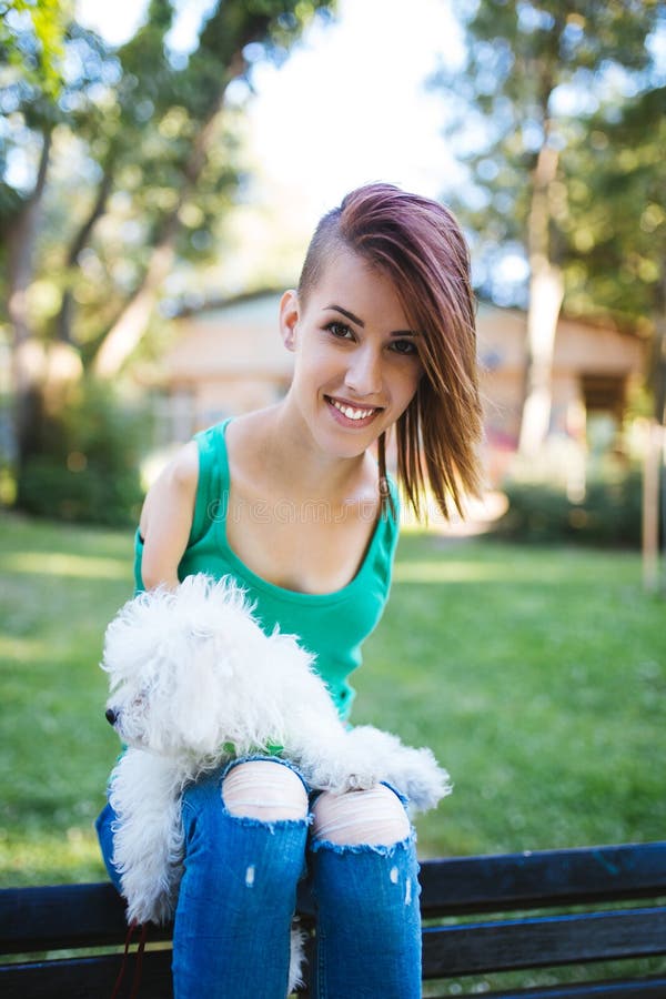 Behinderte junge Frau mit Hund lizenzfreie stockfotografie Behinderte junge Frau mit Hund lizenzfreie stockfotografie