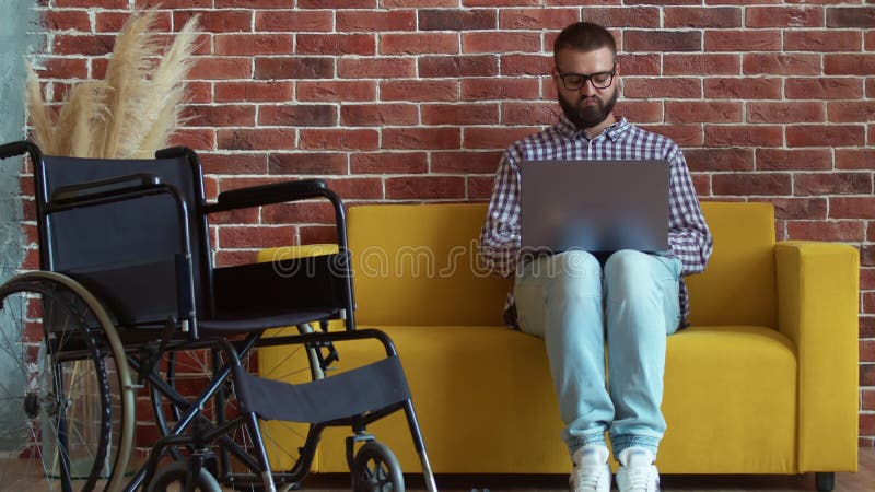 Vorderansicht der frau im rollstuhl mit tablette