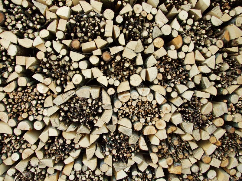 Behoorlijk opgeslagen brandhout tijdens de winter stock afbeelding Behoorlijk opgeslagen brandhout tijdens de winter stock afbeelding