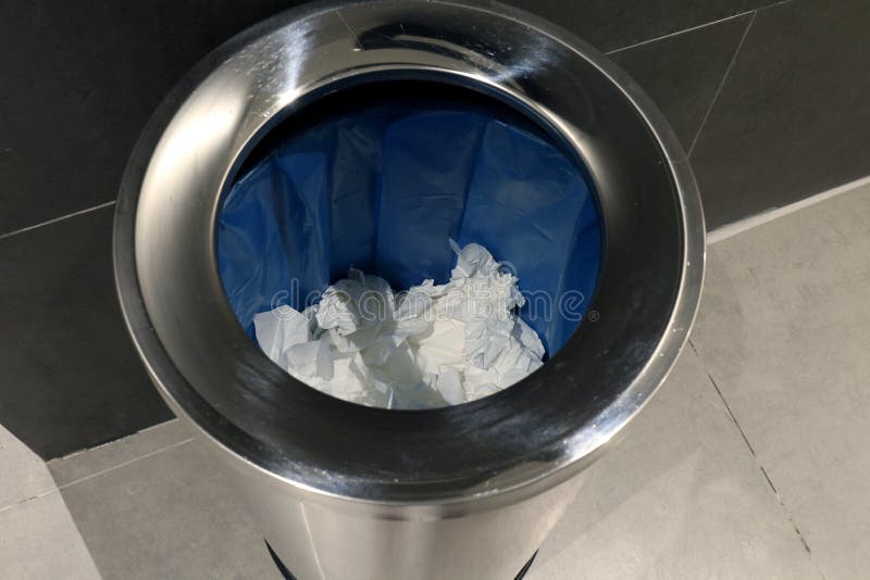 Behälter in der Toilette, Edelstahl-Behälter für Papierabfall Gewebe schmutzig in der Toilette, Abfall im Badezimmer stockbilder Behälter in der Toilette, Edelstahl-Behälter für Papierabfall Gewebe schmutzig in der Toilette, Abfall im Badezimmer stockbilder