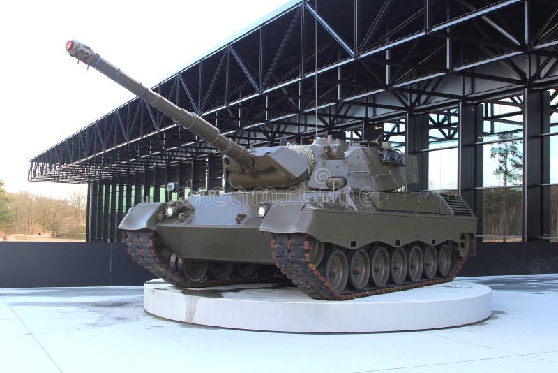 Behälter am Eingang des nationalen Militärmuseums in Soesterberg, die Niederlande lizenzfreie stockfotos Behälter am Eingang des nationalen Militärmuseums in Soesterberg, die Niederlande lizenzfreie stockfotos
