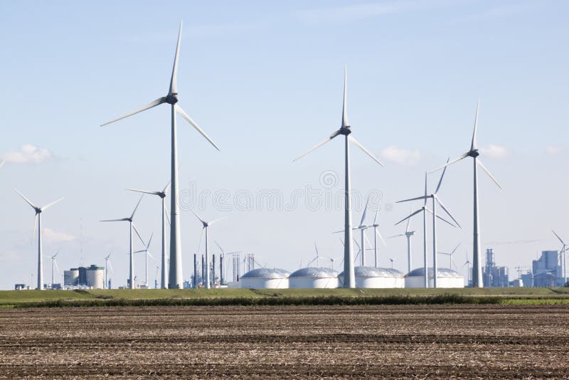 Behälter für Öl-Speicherung und Windmühlen, Groningen, die Niederlande