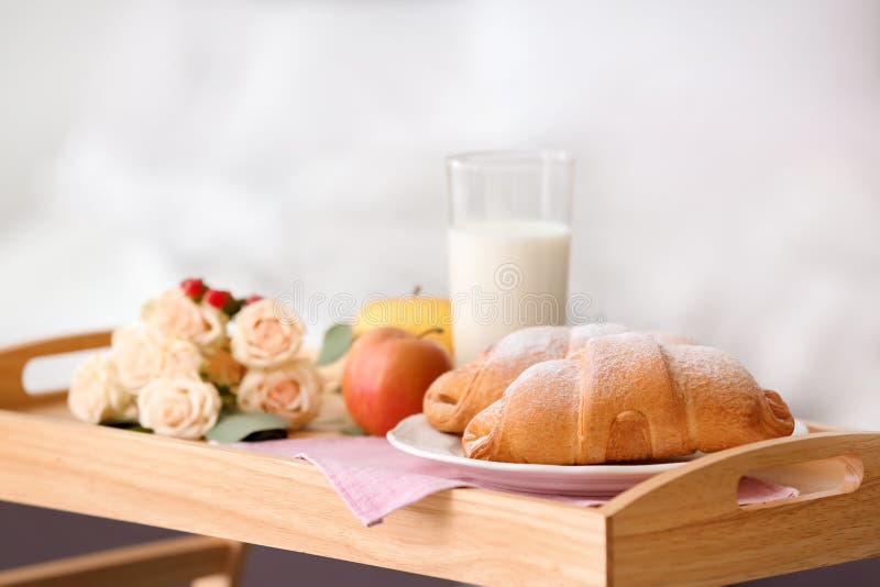 Behälter mit köstlichen Hörnchen, Milch und Äpfeln lizenzfreie stockfotos Behälter mit köstlichen Hörnchen, Milch und Äpfeln lizenzfreie stockfotos
