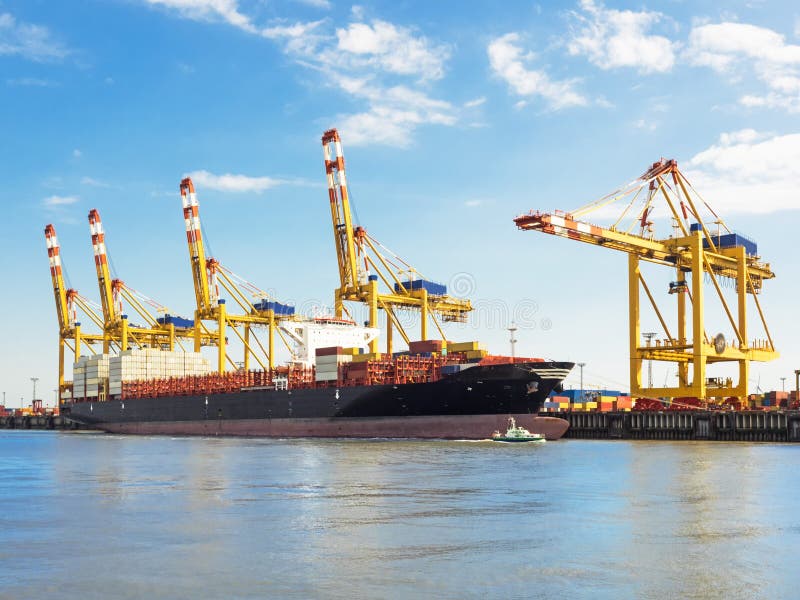 Behållareterminal av porten av Bremerhaven med behållareskeppet arkivbilder Behållareterminal av porten av Bremerhaven med behållareskeppet arkivbilder
