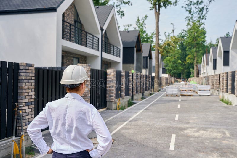 Behörig byggplatsansvarig som inspekterar nya bostadskomplex royaltyfria foton