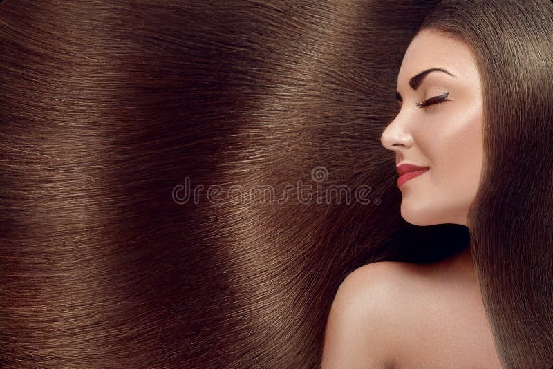 Bei capelli E Ragazza di modello di bellezza con capelli marroni sani Abbastanza femminile con immagini stock Bei capelli E Ragazza di modello di bellezza con capelli marroni sani Abbastanza femminile con immagini stock