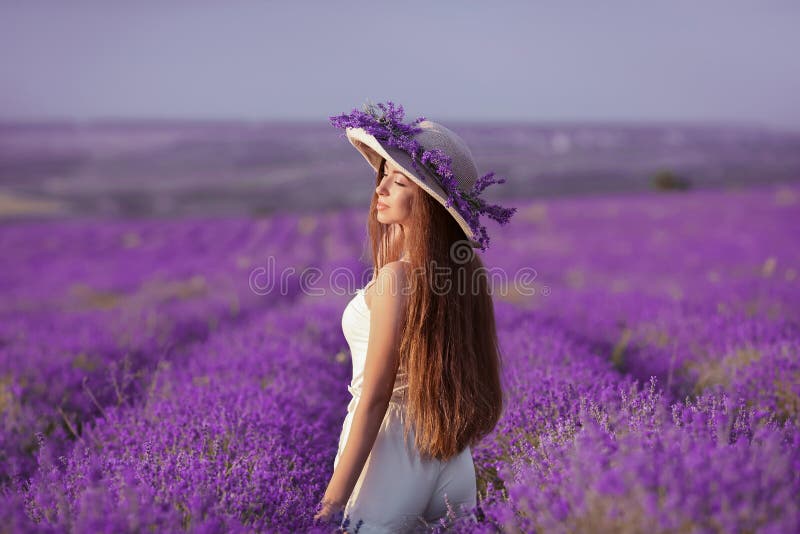Bei capelli lunghi sani Punto di vista posteriore di giovane ragazza teenager in cappello immagine stock libera da diritti Bei capelli lunghi sani Punto di vista posteriore di giovane ragazza teenager in cappello immagine stock libera da diritti