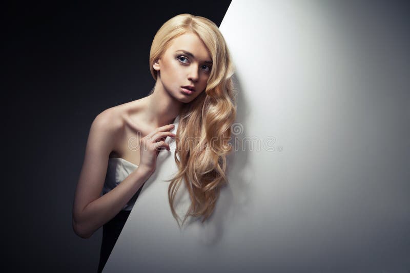 Bei capelli lunghi su una donna attraente fotografia stock Bei capelli lunghi su una donna attraente fotografia stock