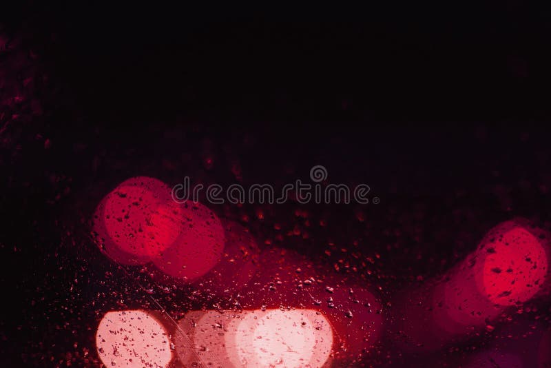 Bei cerchi rosa del bokeh con le gocce su fondo nero immagini stock libere da diritti Bei cerchi rosa del bokeh con le gocce su fondo nero immagini stock libere da diritti