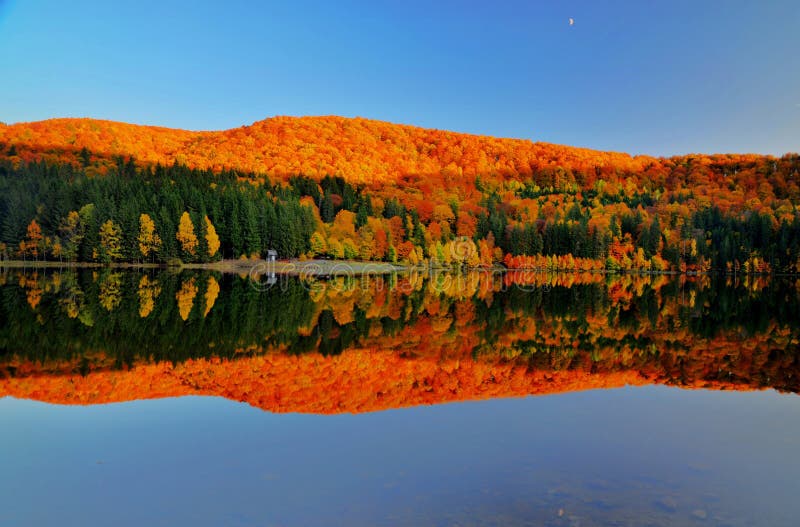 Bei colori riflessi in lago immagini stock libere da diritti Bei colori riflessi in lago immagini stock libere da diritti