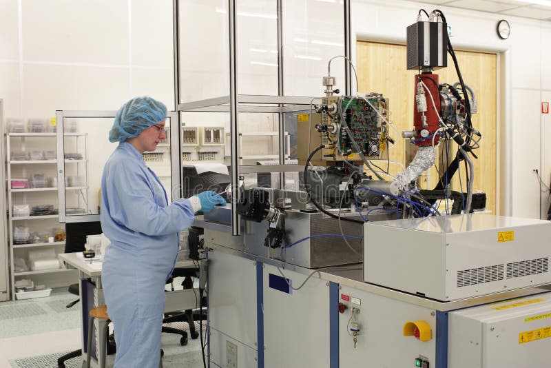 Bei der Arbeit innerhalb eines Hightech- Cleanroom lizenzfreies stockbild Bei der Arbeit innerhalb eines Hightech- Cleanroom lizenzfreies stockbild