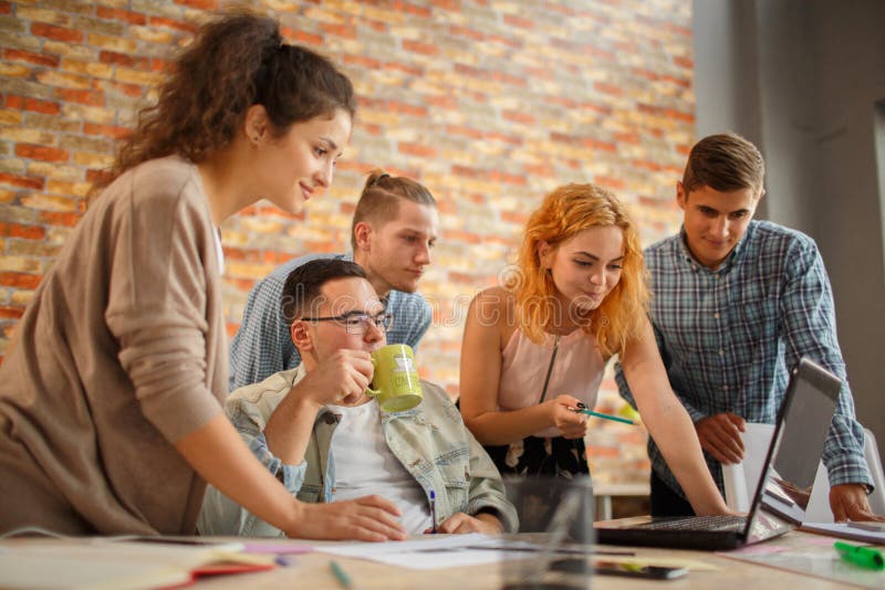 Bei der Sitzung gedanklich lösen, Planung, die Konzept analysiert. Hippie-Teamwork besprechen sich bei der Sitzung, Beginnen Sie oben Konzept Gedanklich lösen im modernen Büro