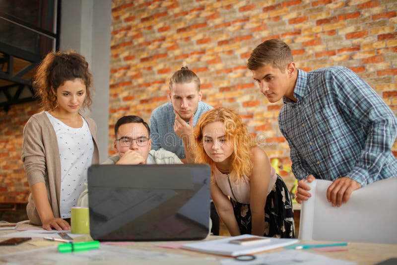 Bei der Sitzung gedanklich lösen, Planung, die Konzept analysiert lizenzfreie stockfotografie