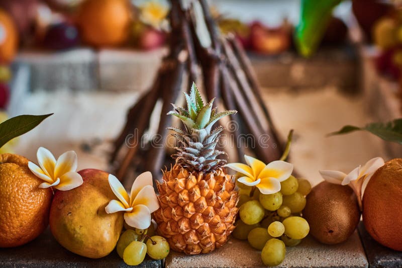 Bei frutti sistemati con fondo vago fotografia stock Bei frutti sistemati con fondo vago fotografia stock