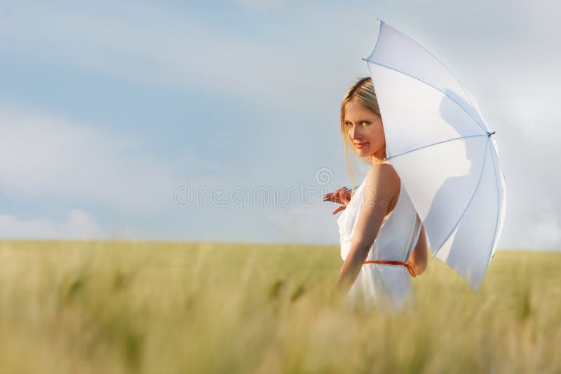 Giovane donna bellissima con un ombrello bianco fotografia stock
