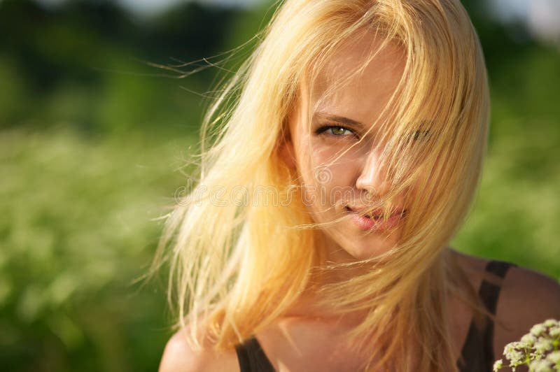 Ritratto di una bellissima giovane donna in un campo immagini stock