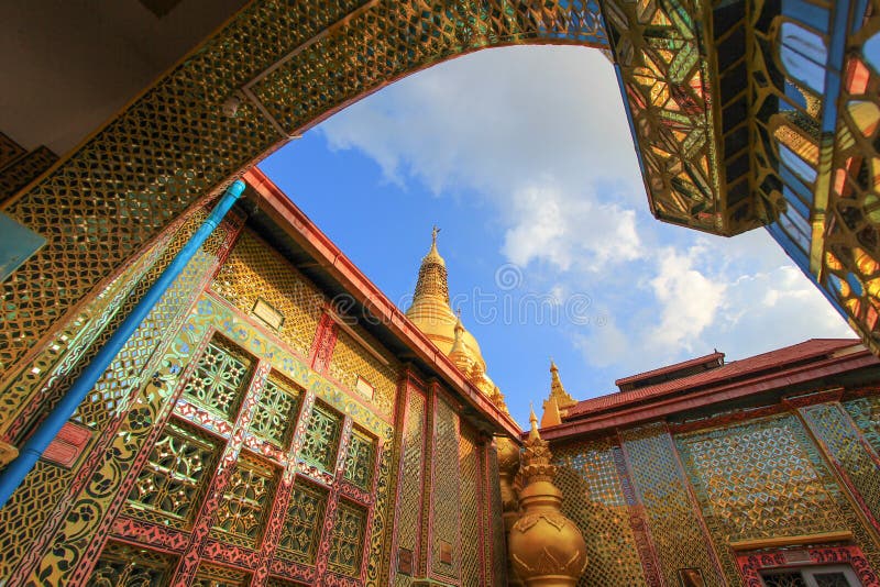Bei impianti di mosaico alla pagoda di Sutaungpyi sulla collina di Mandalay, Mandalay, Myanmar immagine stock Bei impianti di mosaico alla pagoda di Sutaungpyi sulla collina di Mandalay, Mandalay, Myanmar immagine stock