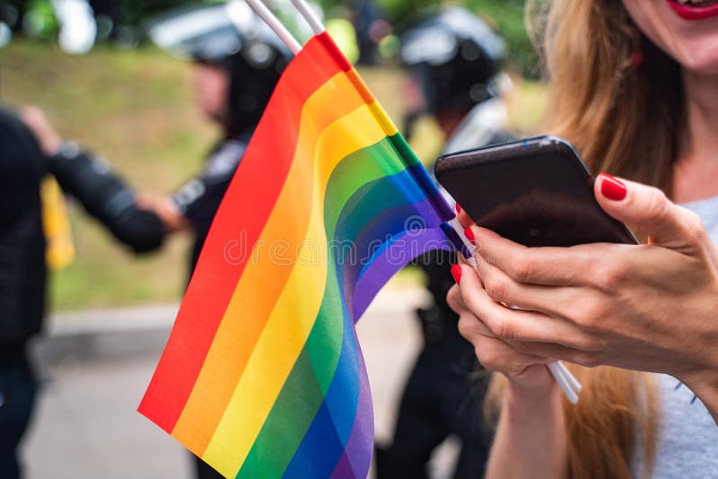 Bei LGBT Gay Priade Festival sollte man die Schwulenflagge tragen stockfotografie Bei LGBT Gay Priade Festival sollte man die Schwulenflagge tragen stockfotografie