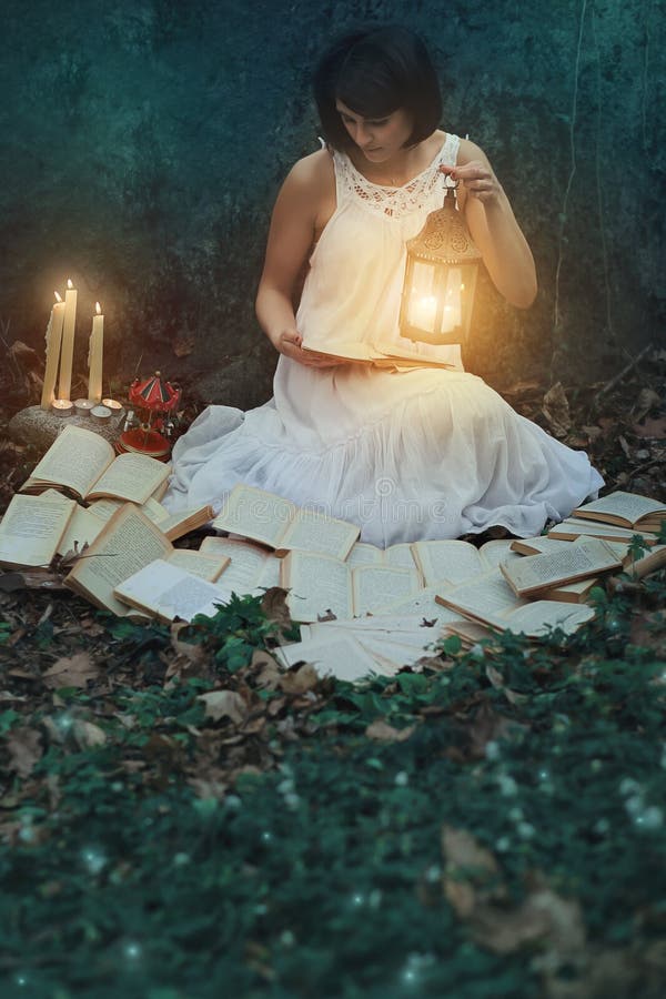 Bei libri di lettura della donna nella foresta scura