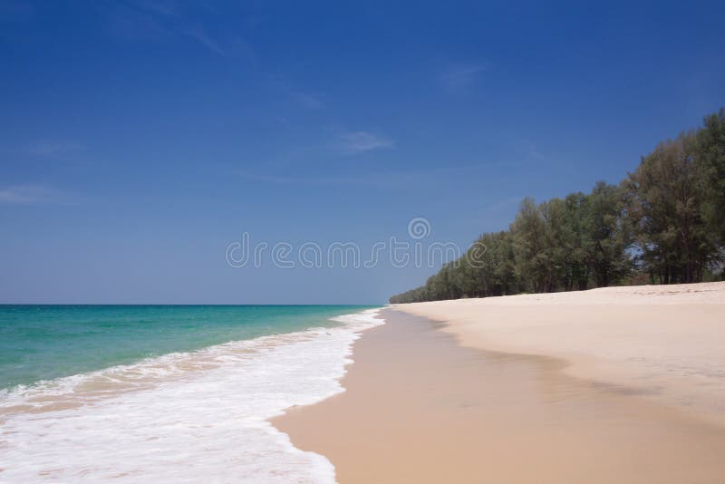 Bei mare e cielo blu in mare il mare delle Andamane, Tailandia immagini stock Bei mare e cielo blu in mare il mare delle Andamane, Tailandia immagini stock