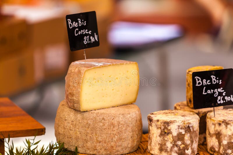 Bei pezzi dei formaggi differenti ad un mercato francese locale fotografie stock