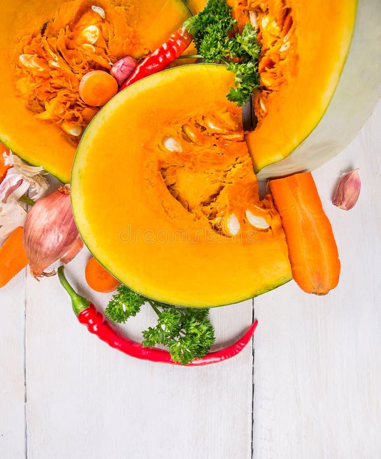 Bei pezzi della zucca con le erbe e le spezie, preparazione della minestra, fotografia stock Bei pezzi della zucca con le erbe e le spezie, preparazione della minestra, fotografia stock