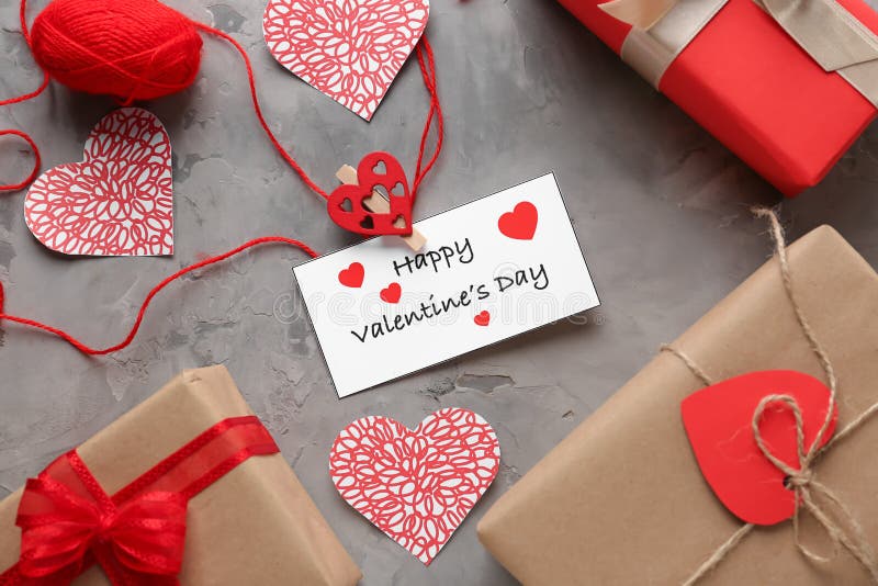 Bei regali con i cuori e carta sulla tavola grigia Celebrazione di giorno di biglietti di S. Valentino fotografie stock Bei regali con i cuori e carta sulla tavola grigia Celebrazione di giorno di biglietti di S. Valentino fotografie stock