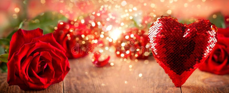 Bei rose rosse e cuore per la festa immagine stock libera da diritti Bei rose rosse e cuore per la festa immagine stock libera da diritti