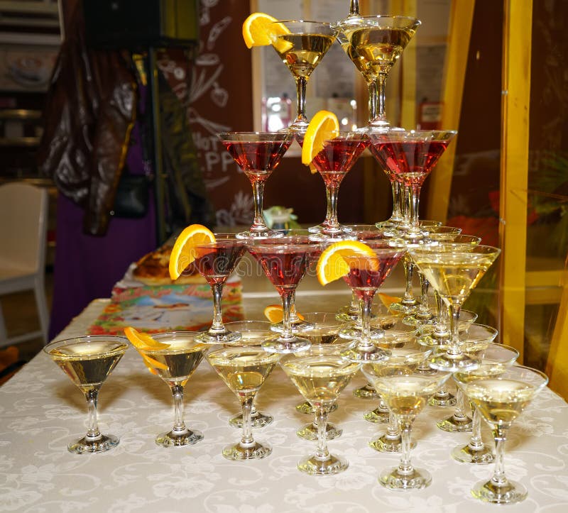 Bei scaffali dei vetri di vino rosso e bianco fotografie stock libere da diritti Bei scaffali dei vetri di vino rosso e bianco fotografie stock libere da diritti