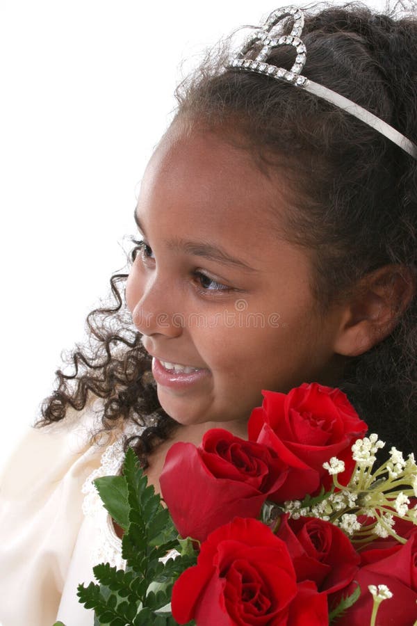 Bei sei anni con le rose che portano diadema fotografia stock libera da diritti Bei sei anni con le rose che portano diadema fotografia stock libera da diritti