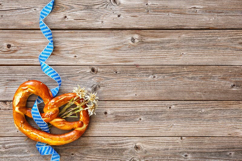 Beierse pretzel met lint en edelweiss stock afbeeldingen Beierse pretzel met lint en edelweiss stock afbeeldingen