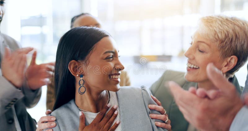 Beifall für Mitarbeiter und Unternehmen mit Frauen Leistung und finanzielle Bonus mit Verkaufsfeiern. Gruppenpersonal und lizenzfreie stockfotos